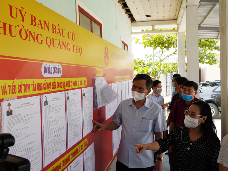Đồng chí Trần Thắng, Phó Bí thư Tỉnh ủy, Chủ tịch UBND tỉnh, Chủ tịch UBBC tỉnh kiểm tra công tác chuẩn bị bầu cử trên địa bàn TX. Ba Đồn.