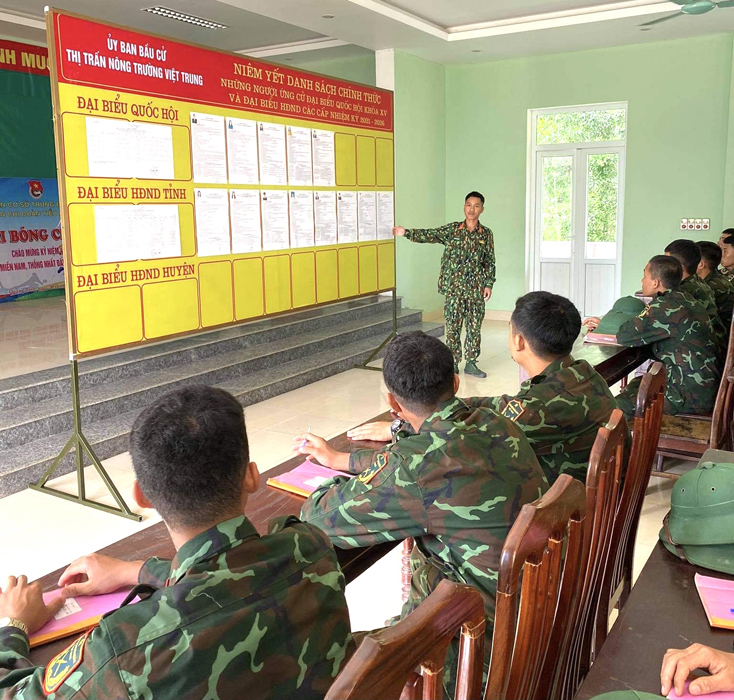 Trung đoàn 996, Bộ CHQS tỉnh tuyên truyền bầu cử cho chiến sỹ mới.