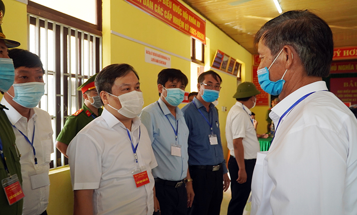 Đồng chí Bí thư Tỉnh ủy kiểm tra công tác bầu cử sớm tại tổ dân phố Hà Lời, thị trấn Phong Nha, huyện Bố Trạch.