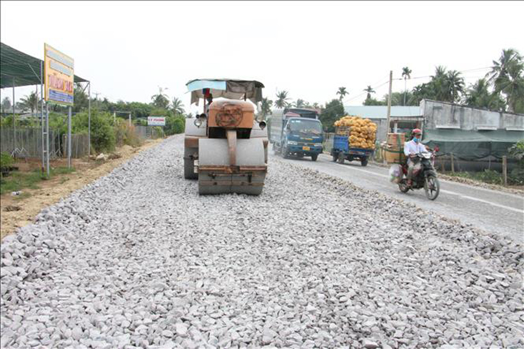 Thi công dự án cải tạo nâng cấp Quốc lộ 57 với tổng chiều dài toàn tuyến 39,19 km, có tổng mức đầu tư toàn dự án 875 tỉ đồng. Ảnh minh họa: Công Trí/TTXVN