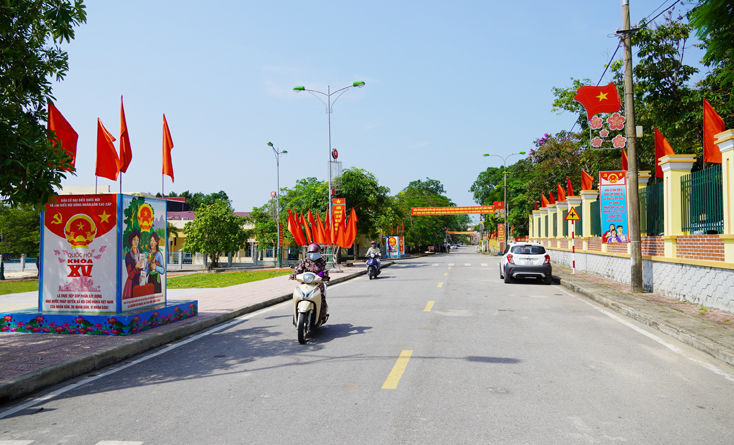 Băng cờ, khẩu hiệu tuyên truyền về cuộc bầu cử trên các tuyến đường của thị trấn Hoàn Lão (Bố Trạch).