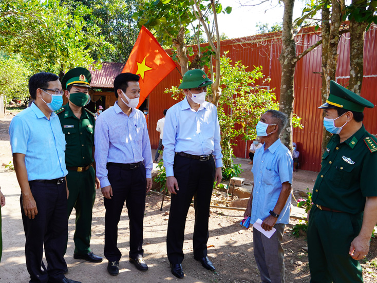 Đồng chí Chủ tịch UBND tỉnh, Chủ tịch UBBC tỉnh Trần Thắng thăm hỏi, trò chuyện với cử tri là người Vân Kiều đã thực hiện xong việc bỏ phiếu.