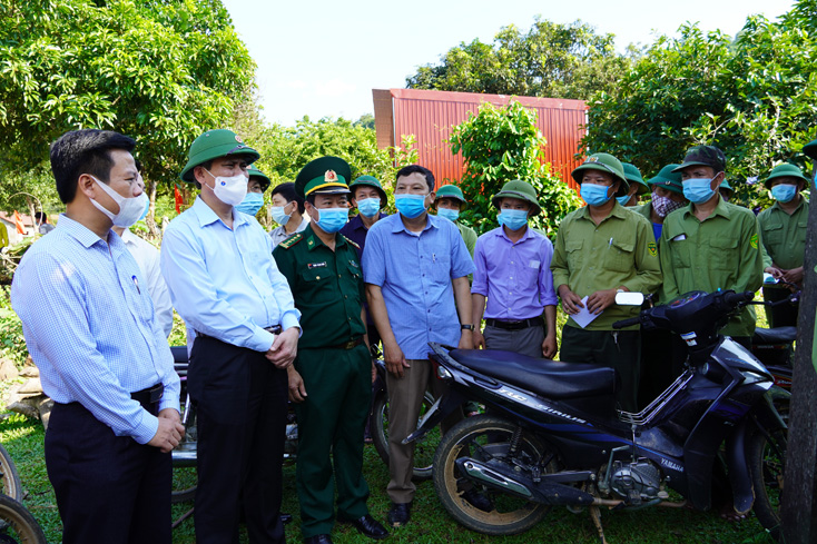 Đồng chí Chủ tịch UBND tỉnh, Chủ tịch UBBC tỉnh Trần Thắng thăm hỏi, động viên cán bộ, công nhân viên bảo vệ rừng trên địa bàn xã Trường Sơn là những cử tri thuộc khu vực bỏ phiếu bầu cử sớm. 