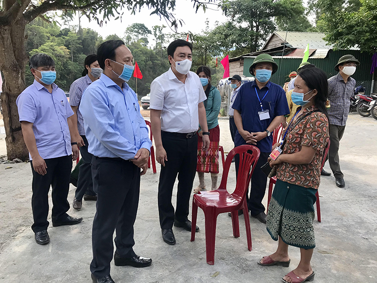 Các đồng chí trong đoàn công tác thăm hỏi, trò chuyện với cử tri xã Thượng Trạch.