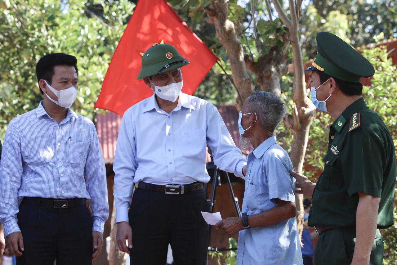 Đồng chí Trần Thắng, Phó Bí thư Tỉnh ủy, Chủ tịch UBND tỉnh, Chủ tịch Ủy ban bầu cử tỉnh trò chuyện với cử tri xã Trường Sơn tham gia bầu cử sớm vào ngày 21-5.