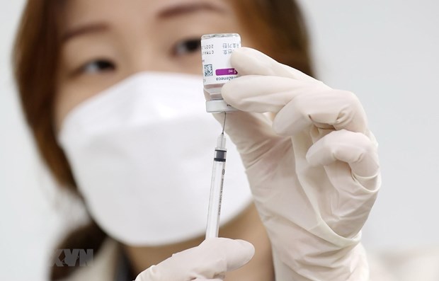Nhân viên y tế chuẩn bị vaccine ngừa COVID-19 để tiêm cho người dân tại Seoul, Hàn Quốc ngày 12-4-2021. (Ảnh: Yonhap/TTXVN)