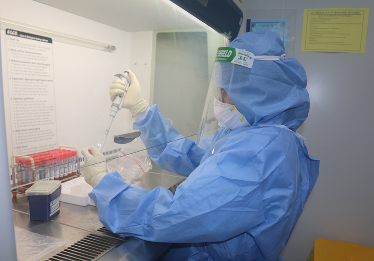 CDC Quảng Bình tăng cường xét nghiệm để kiểm soát dịch Covid-19.  Ảnh: Thành Trung