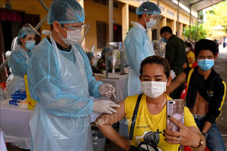 Một điểm tiêm chủng vaccine ngừa COVID-19 tại Phnom Penh, Campuchia. Ảnh: AFP/TTXVN