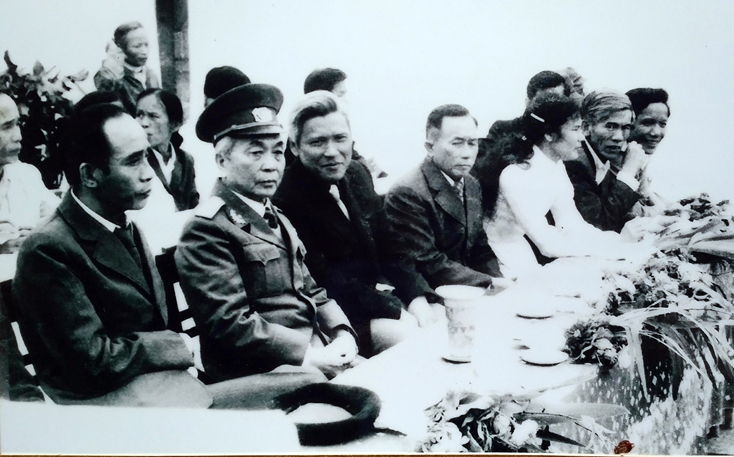  Bà Hà Thị Riên (người phụ nữ áo trắng hàng đầu) với Đại tướng Võ Nguyên Giáp tại Hà Nội.