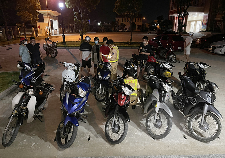 Lực lượng chức năng lập biên bản vi phạm.