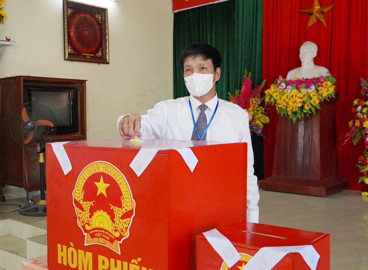 Đồng chí Phó Chủ tịch Thường trực HĐND tỉnh Nguyễn Công Huấn bỏ phiếu bầu cử đại biểu Quốc hội khóa XV và đại biểu HĐND các cấp nhiệm kỳ 2021-2026, tại khu vực bỏ phiếu số 8, đơn vị bầu cử số 8 phường Bắc Lý.