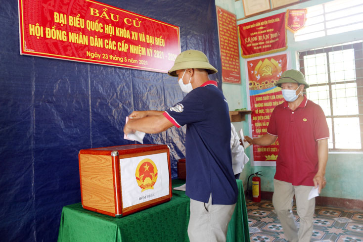 Cử tri Tuyên Hóa bỏ phiếu bầu cử.