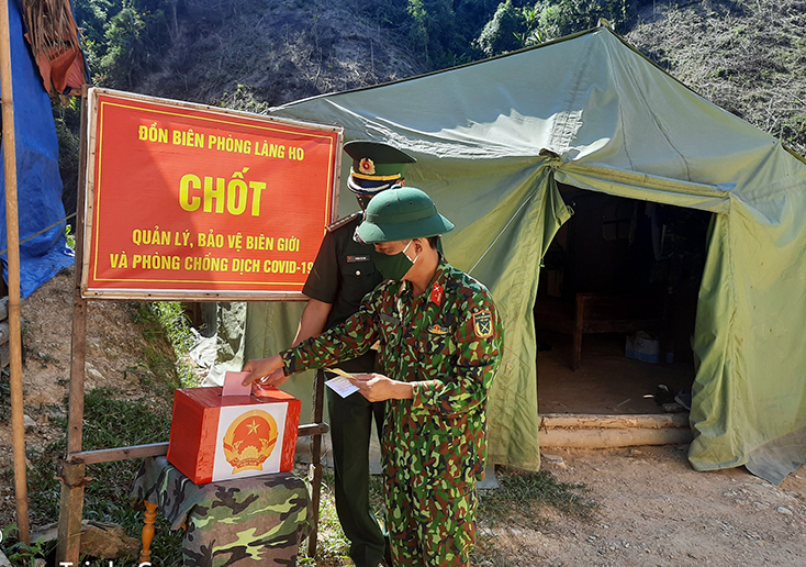 Cán bộ, chiến sĩ Đồn Biên phòng Làng Ho bỏ phiếu tại chốt kiểm soát Covid-19.