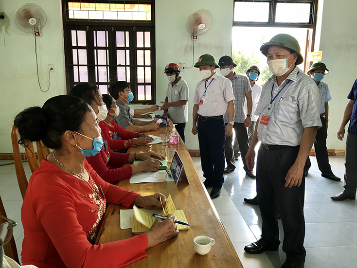  Đồng chí Phó Bí thư Thường trực Tỉnh ủy Trần Hải Châu và lãnh đạo huyện Lệ Thủy thăm hỏi, trò chuyện với tổ bầu cử tại KVBP số 5, thôn Thượng Giang, thị trấn Kiến Giang.