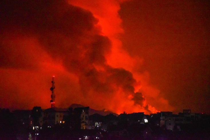 Khói và lửa tại vụ phun trào núi lửa ở Núi Nyiragongo gần Goma, Cộng hòa Dân chủ Congo ngày 22-5-2021. Ảnh: Reuters