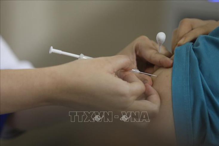 Nhân viên y tế tham gia trực tiếp công tác phòng chống dịch COVID-19 tại Bệnh viện Thanh Nhàn được tiêm vaccine phòng COVID-19. Ảnh: Minh Quyết/TTXVN