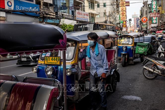 Người dân đeo khẩu trang phòng lây nhiễm COVID-19 tại Bangkok, Thái Lan. Ảnh: AFP/TTXVN