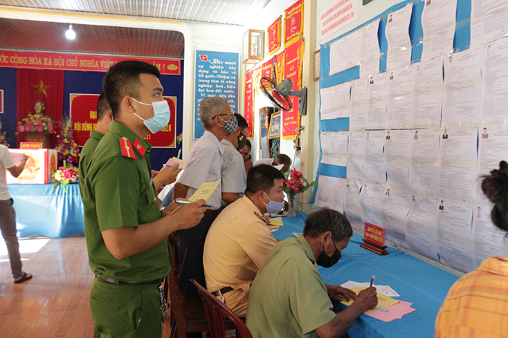 Cử tri huyện Quảng Ninh tham gia bầu cử
