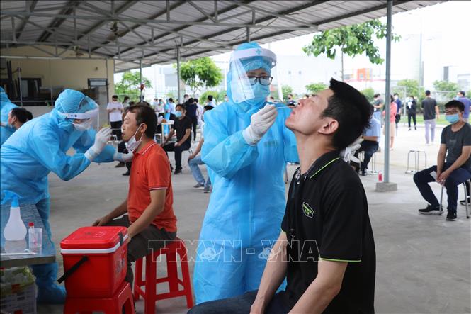  Lấy mẫu xét nghiệm cho người dân ở các khu vực nguy cơ. Ảnh: TTXVN