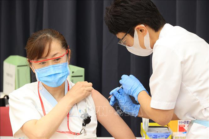 Tiêm vaccine ngừa COVID-19 của Pfizer cho một nhân viên y tế tại Tokyo, Nhật Bản. Ảnh: AFP/TTXVN