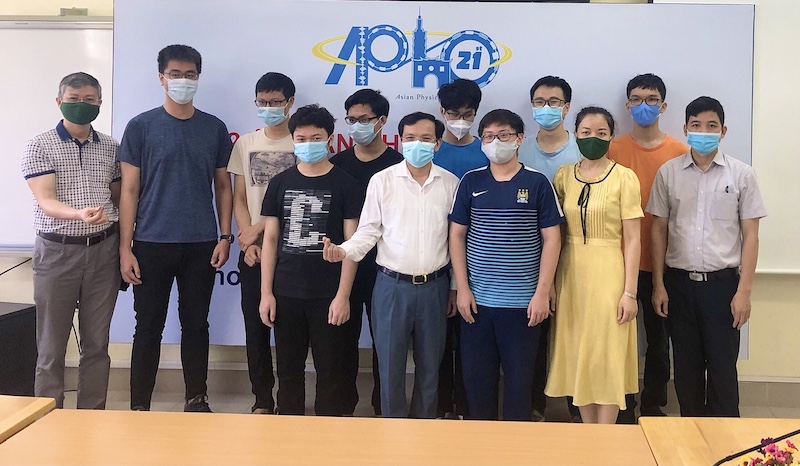 Đội tuyển học sinh Việt Nam dự thi APhO năm 2021 chia vui cùng các thầy cô