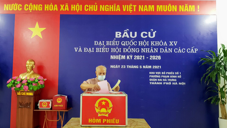 Ông Đỗ Hải (86 tuổi), Bí thư Chi bộ, Tổ trưởng dân phố số 1, Tổ trưởng tổ bầu cử khu vực bỏ phiếu sô 1 phường Phạm Đình Hổ, quận Hai Bà Trưng, Hà Nội bỏ lá phiếu đầu tiên và tin tưởng vào thành công của Ngày bầu cử - Ngày hội của toàn dân. Ảnh: Minh Nghĩa/TTXVN