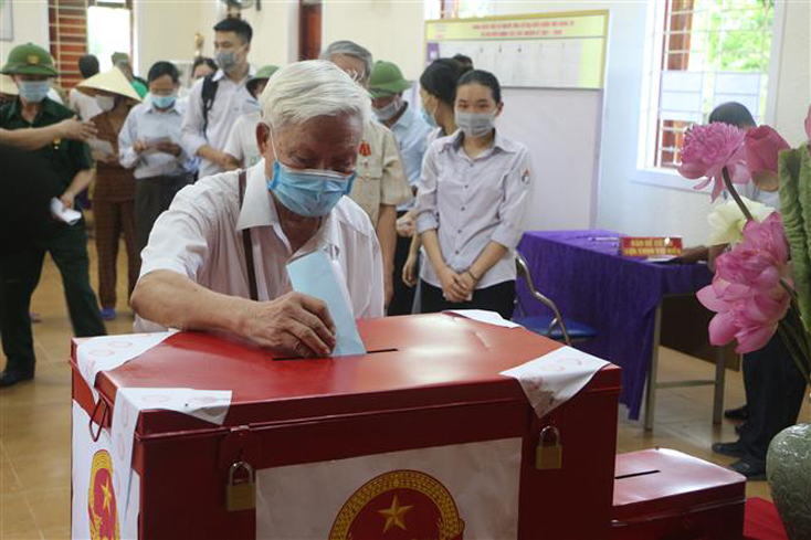 Cử tri lớn tuổi xã Kim Liên, huyện Nam Đàn, Nghệ An đi bỏ phiếu bầu cử. Ảnh: Bích Huệ/TTXVN