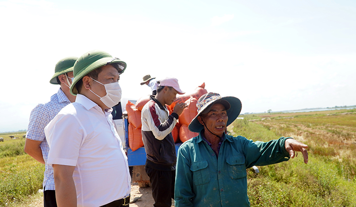 Đồng chí Bí thư Tỉnh ủy Vũ Đại Thắng trò chuyện với nông dân huyện Quảng Ninh.