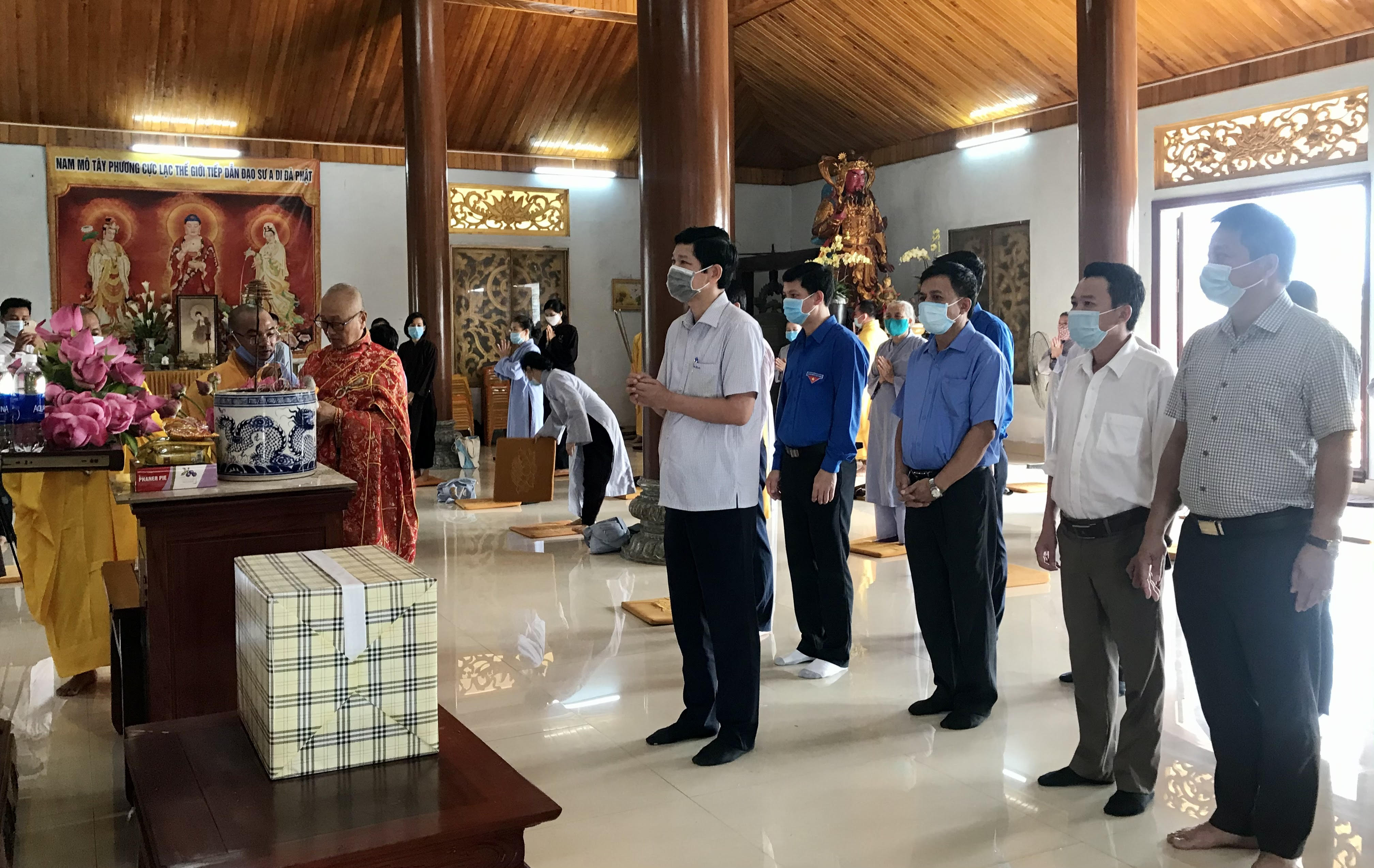  Đồng chí Phó Chủ tịch UBND tỉnh Hồ An Phong và các thành viên đoàn công tác dâng hương lên Đức Phật.