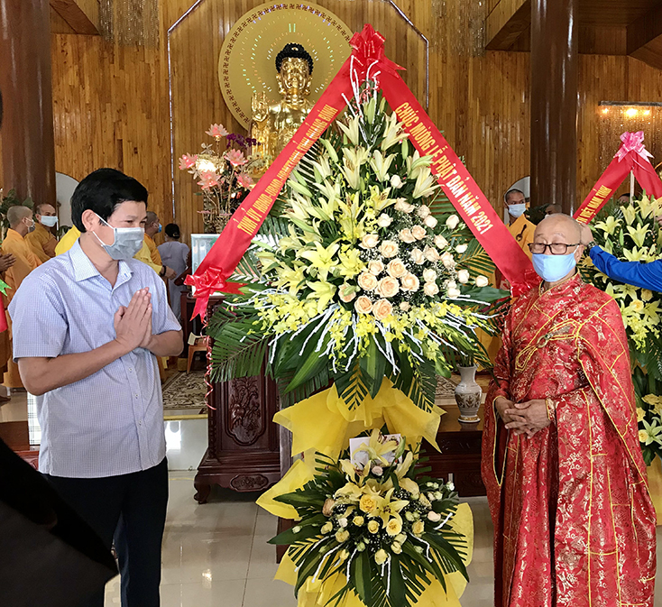 Đồng chí Phó Chủ tịch UBND tỉnh Hồ An Phong tặng hoa chúc mừng Ban Trị sự Giáo hội Phật giáo Việt Nam tỉnh.