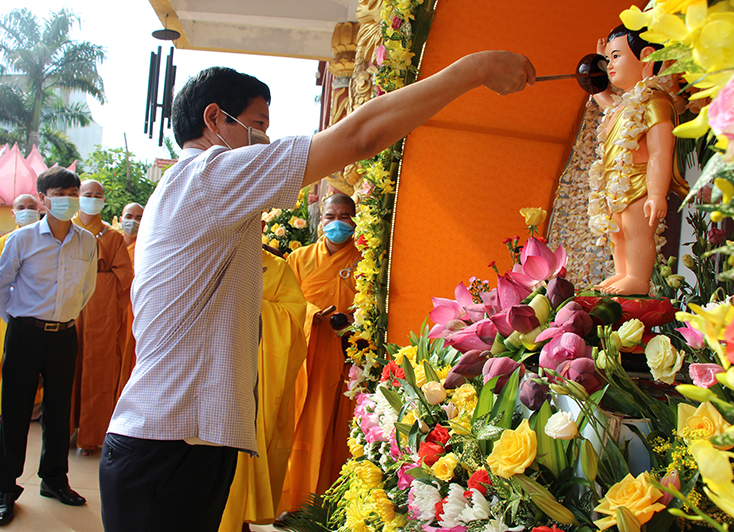 Đồng chí Phó Chủ tịch UBND tỉnh Hồ An Phong tham gia nghi lễ của Ban Trị sự Giáo hội Phật giáo Việt Nam tỉnh.