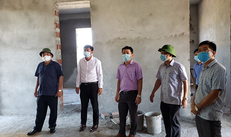 Đồng chí Phó Chủ tịch Thường trực UBND tỉnh Đoàn Ngọc Lâm kiểm tra tiến độ công tác xây dựng cơ sở hạ tầng tại Trường mầm non xã Sơn Lộc.