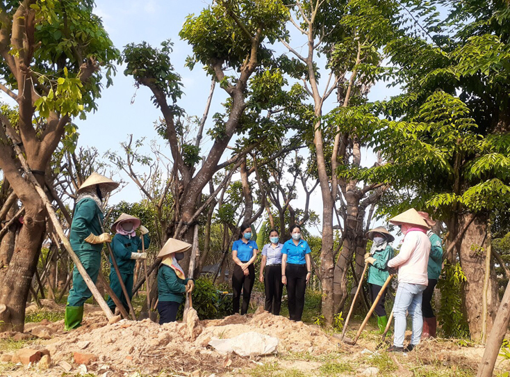 Lãnh đạo LĐLĐ TP. Đồng Hới thăm tình hình sản xuất, lao động và phòng, chống dịch Covid-19 của đoàn viên, người lao động trên địa bàn thành phố.