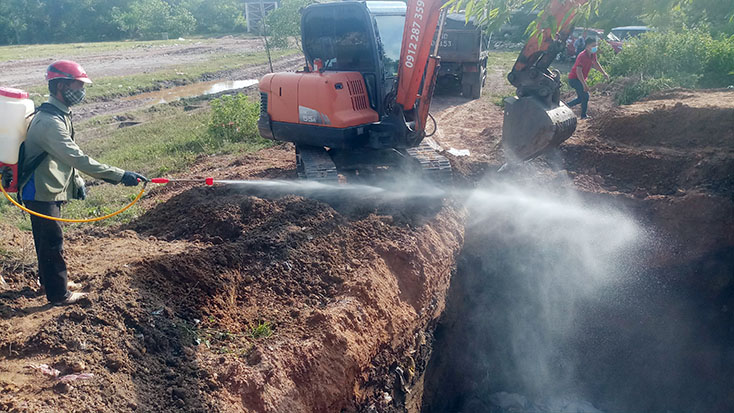 Phun tiêu độc khử trùng trước khi chôn lấp, tiêu hủy số hàng đông lạnh