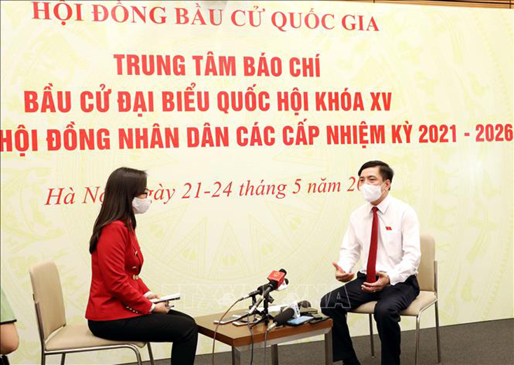 Tổng Thư ký, Chủ nhiệm Văn phòng Quốc hội, Chánh Văn phòng Hội đồng Bầu cử Quốc gia Bùi Văn Cường trả lời phỏng vấn các cơ quan thông tấn, báo chí. Ảnh: Phạm Kiên/TTXVN