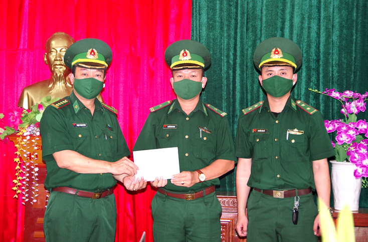 Đồng chí Đại tá Trịnh Thanh Bình, Chỉ huy trưởng Bộ chỉ huy BĐBP tỉnh tặng quà động viên cán bộ, chiến sỹ Đồn BP Roòn.