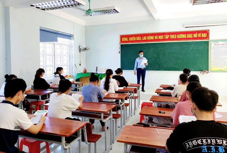 Một lớp ôn tập cho học sinh lớp 12 tại Trường THPT Lương Thế Vinh