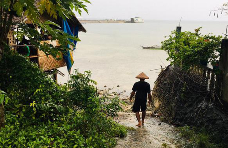 Trong thời gian qua, đời sống ngư dân Philippines gặp nhiều khó khăn vì dịch COVID-19 và các tàu Trung Quốc. Ảnh: DW