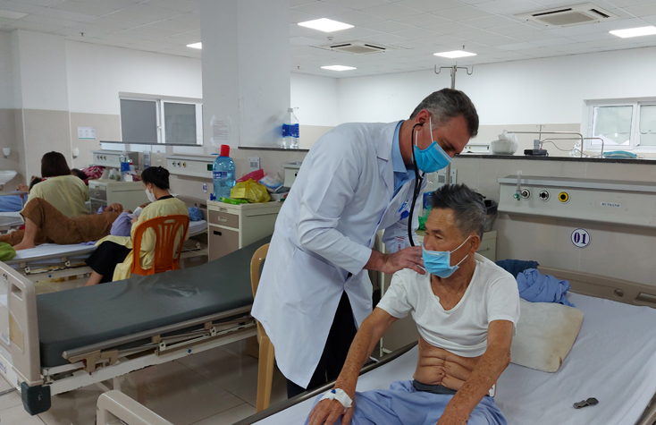 Chuyên gia Piter Martínez Benítez thăm khám cho người bệnh tại Khoa Nội Tim mạch Bệnh viện hữu nghị Việt Nam-Cuba Đồng Hới.