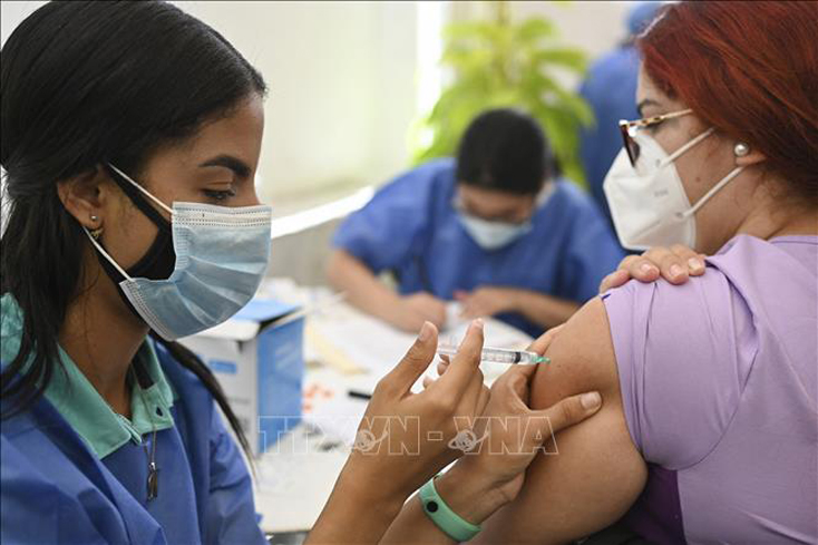 Nhân viên y tế tiêm vaccine ngừa COVID-19 cho người dân tại Caracas, Venezuela ngày 28-5-2021. Ảnh: AFP/TTXVN