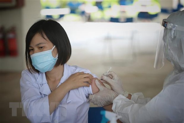 Tiêm vaccine phòng COVID-19 cho công nhân trong khu công nghiệp Bắc Giang. (Ảnh: Danh Lam/TTXVN)