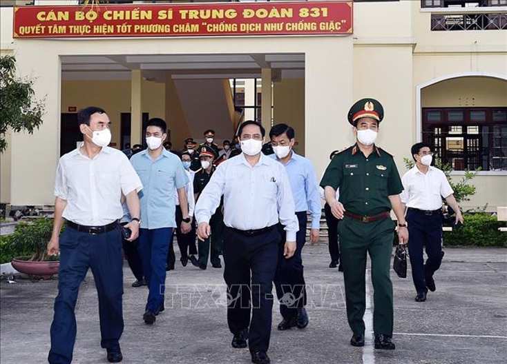 Thủ tướng Phạm Minh Chính kiểm tra công tác phòng, chống dịch tại Trung đoàn 831 (Bộ Chỉ huy quân sự tỉnh Bắc Giang) ở huyện Tân Yên, chiều 29-5. Ảnh: TTXVN