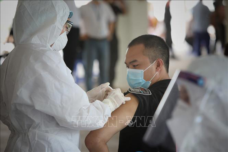 Tiêm vaccine phòng COVID-19 cho công nhân trong khu công nghiệp ở Bắc Giang. Ảnh: Danh Lam/TTXVN