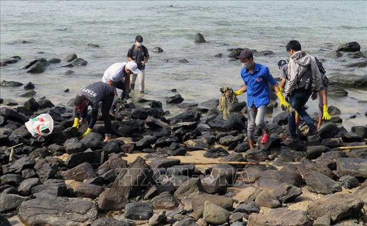 Đoàn viên, thanh niên tỉnh Phú Yên tham gia dọn rác khu vực biển Hòn Yến. Ảnh minh họa: Xuân Triệu/TTXVN