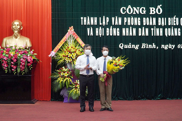 Đồng chí Bí thư Tỉnh ủy Vũ Đại Thắng tặng hoa chúc mừng đồng chí Hoàng Minh Đề hoàn thành xuất sắc nhiệm vụ, thôi giữ chức Chánh Văn phòng HĐND tỉnh.