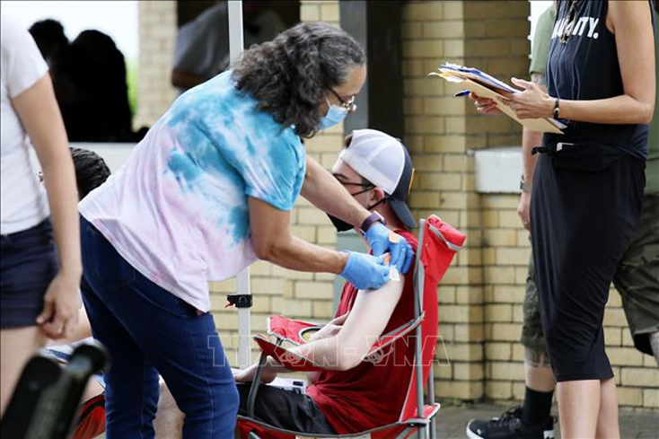 Nhân viên y tế tiêm vaccine ngừa COVID-19 cho người dân tại bang Louisiana, Mỹ ngày 29-5-2021. Ảnh: THX/TTXVN