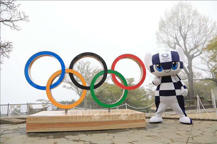 Biểu tượng của Olympic Tokyo 2020 tại Tokyo, Nhật Bản, ngày 27-3-2020. Ảnh: AFP/TTXVN