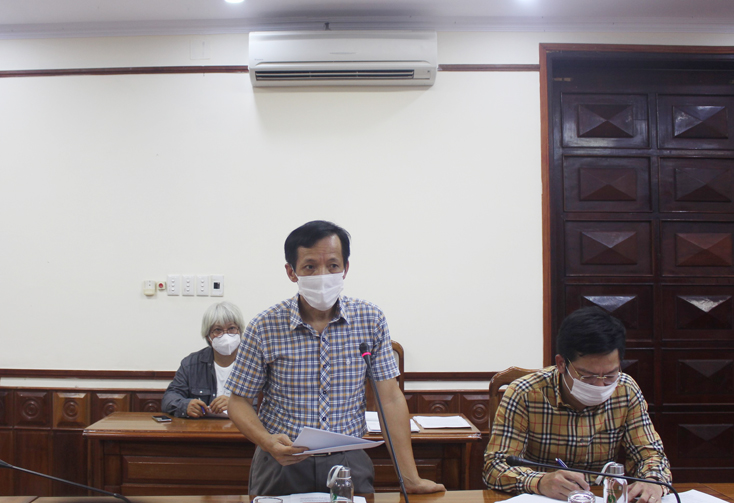 Lãnh đạo Ban quản lý Dự án Môi trường và Biến đổi khí hậu thành phố Đồng Hới báo cáo thực hiện các dự án