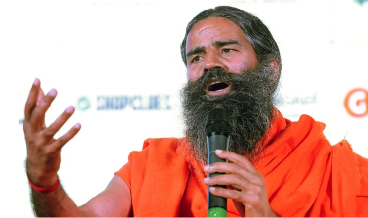 Đạo sư Baba Ramdev là người có nhiều phát ngôn gây tranh cãi về phương pháp chữa trị COVID-19 bằng Yoga và Y học cổ truyền. Ảnh: EPA