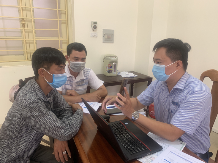 Ông Nguyễn Quang Thuận, Trưởng phòng Công nghệ thông tin (CNTT) BHXH tỉnh Quảng Bình hướng dẫn cho người dân đăng ký tài khoản giao dịch điện tử, cài đặt và sử dụng ứng dụng VssID - BHXH số.